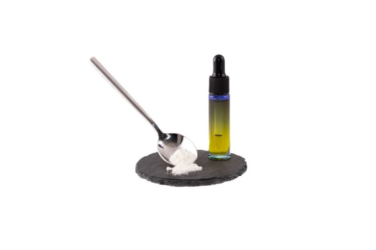 Flesje CBD olie THC vrij van Wolf Product op een witte achtergrond